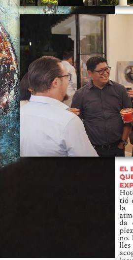Asistentes recorren la exposición en Hotel Casa Bonita.