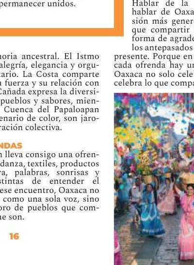 Delegaciones recorren las calles durante la calenda.