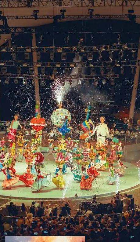 La Rotonda de las Azucenas durante una función de la Guelaguetza.