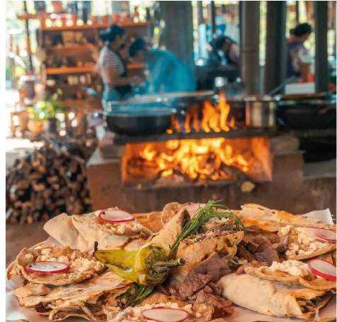 La tlayuda, uno de los platillos más representativos de Oaxaca.